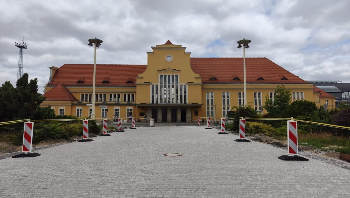 Budowa Centrum Przesiadkowego w Legnicy. Zmiany w ruchu i nowe dojście do dworca Nowy deptak w kierunku głównego wejścia dworca PKP w Legnicy