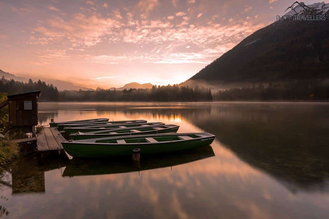 Ruderboote auf dem Hintersee im Morgenlicht
