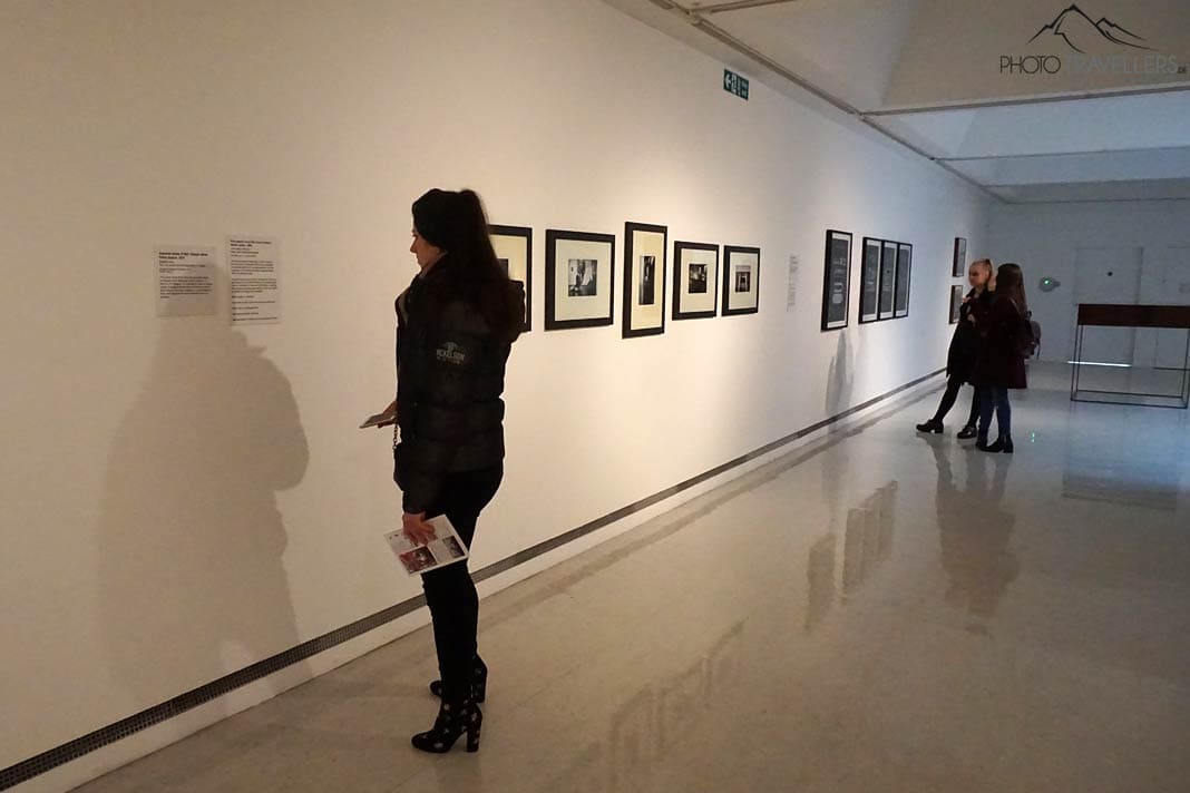 Reisebloggerin Biggi Bauer vor einer Beschreibung im Museum of Modern Art in Glasgow