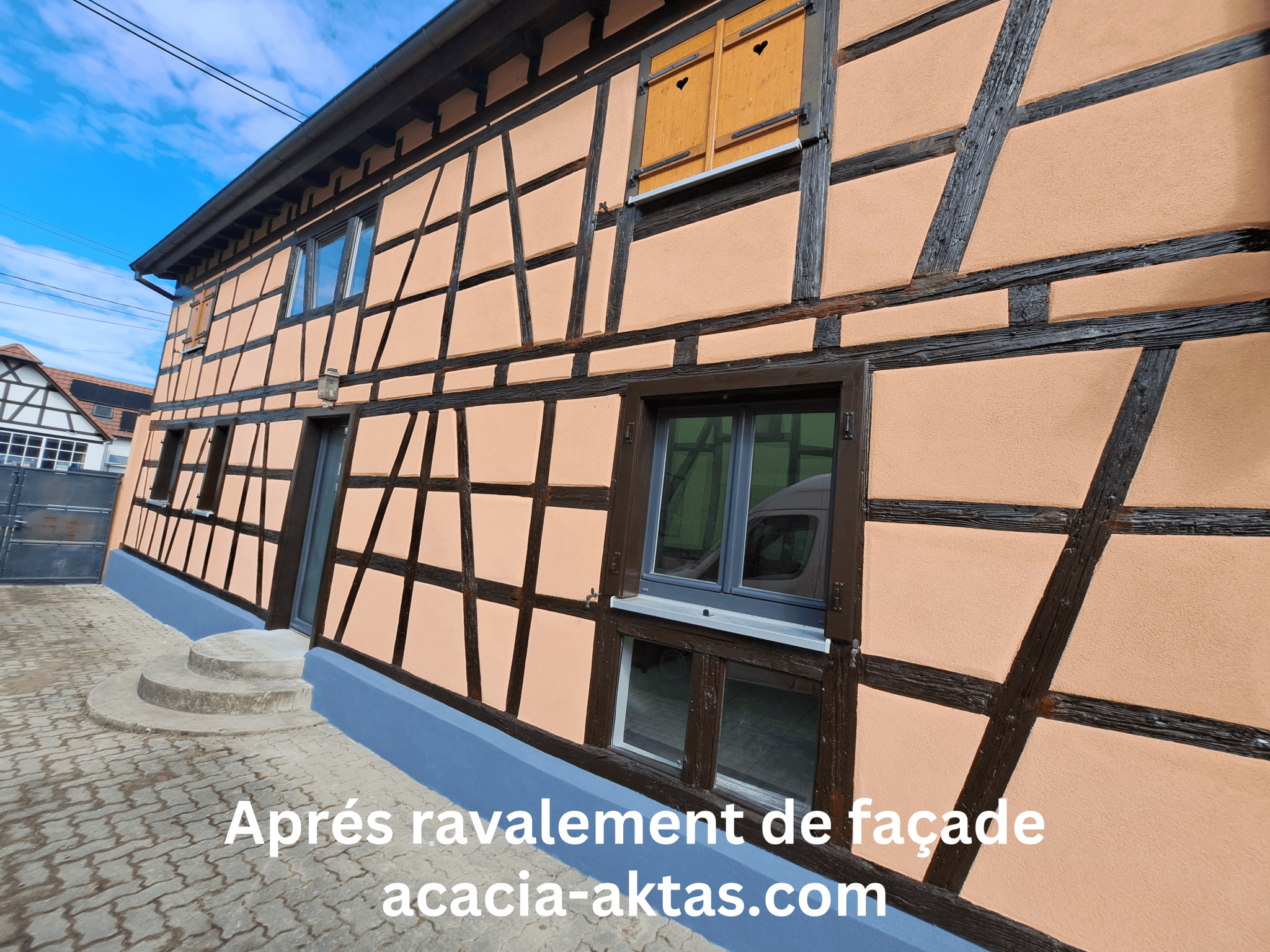 Avant / aprés RAVALEMENT DE FAÇADE À STRASBOURG Aprés ravalement de façade et crépi type maison alsacienne