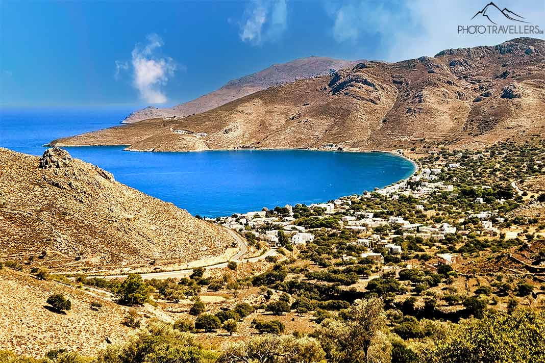 Kahle Hügel umschließen die blaue Bucht von Livadia auf Tilos