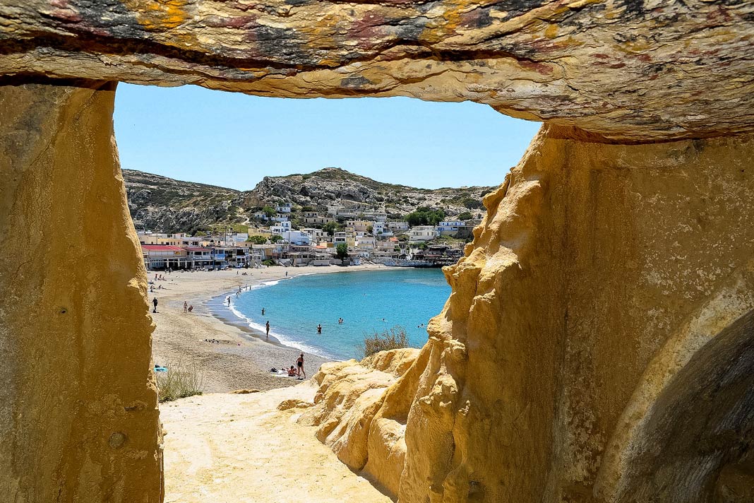 Blick aus einer Höhle auf den Strand von Mátala auf Kreta