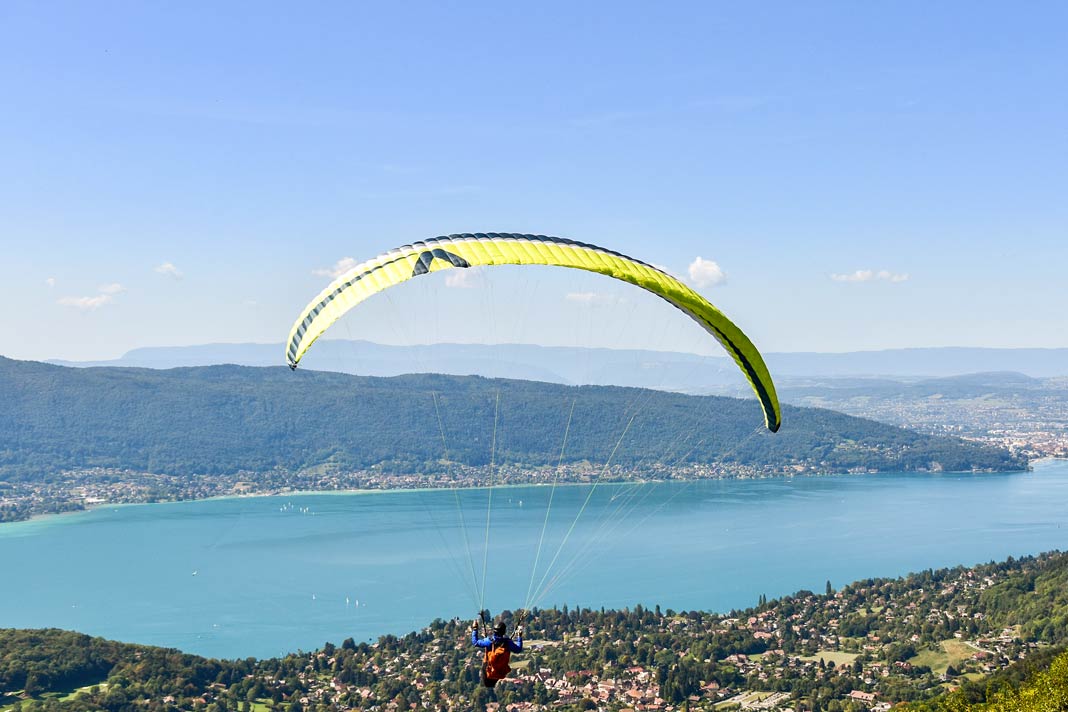 Am Lac d'Annecy kannst du Paraglider beobachten