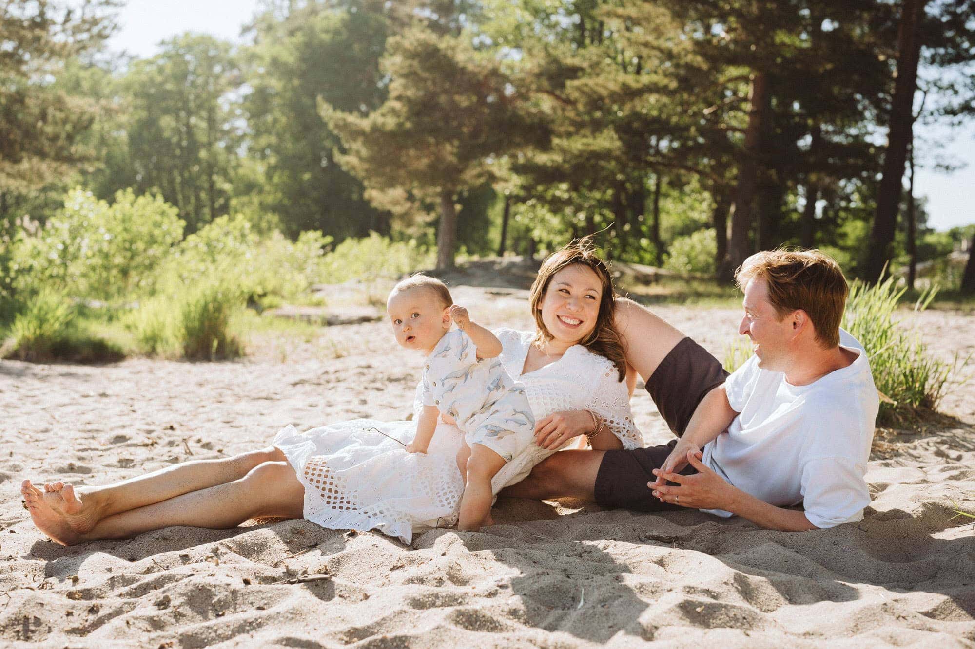 family photoshoot on Toppelundi beach in Espoo Finland