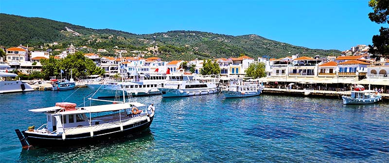Der Alte Hafen von Skiathos-Stadt zählt zu den schönsten Sehenswürdigkeiten der Insel
