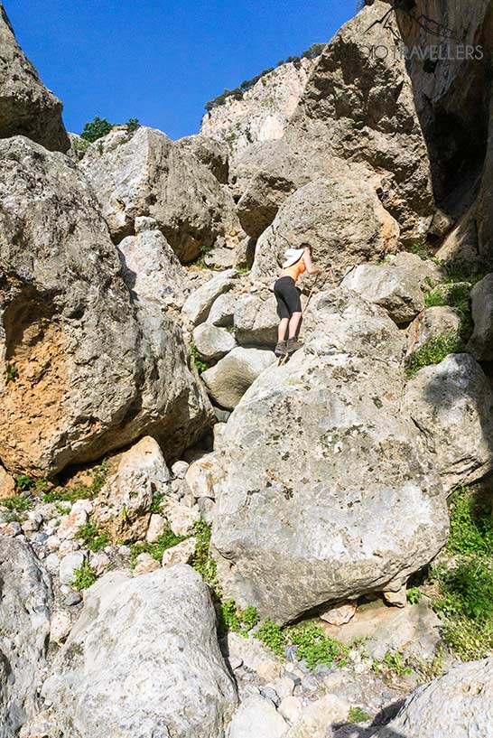 Reisebloggerin Biggi Bauer steigt in der Aradena-Schlucht einen Felsen mit Hilfe eines Seils nach oben