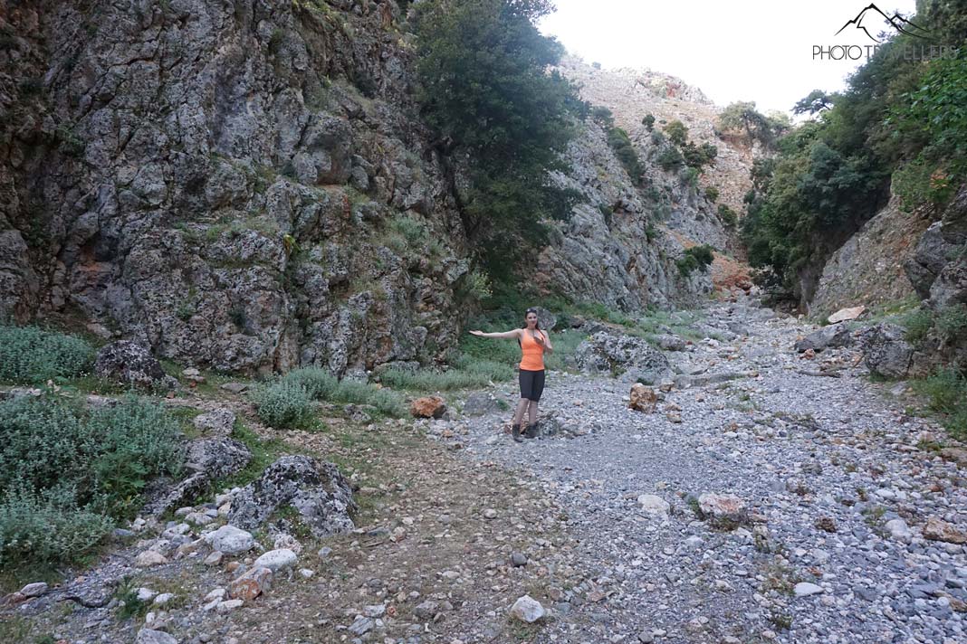 Reisebloggerin Biggi Bauer zeigt die richtige Richtung in der Aradena-Schlucht