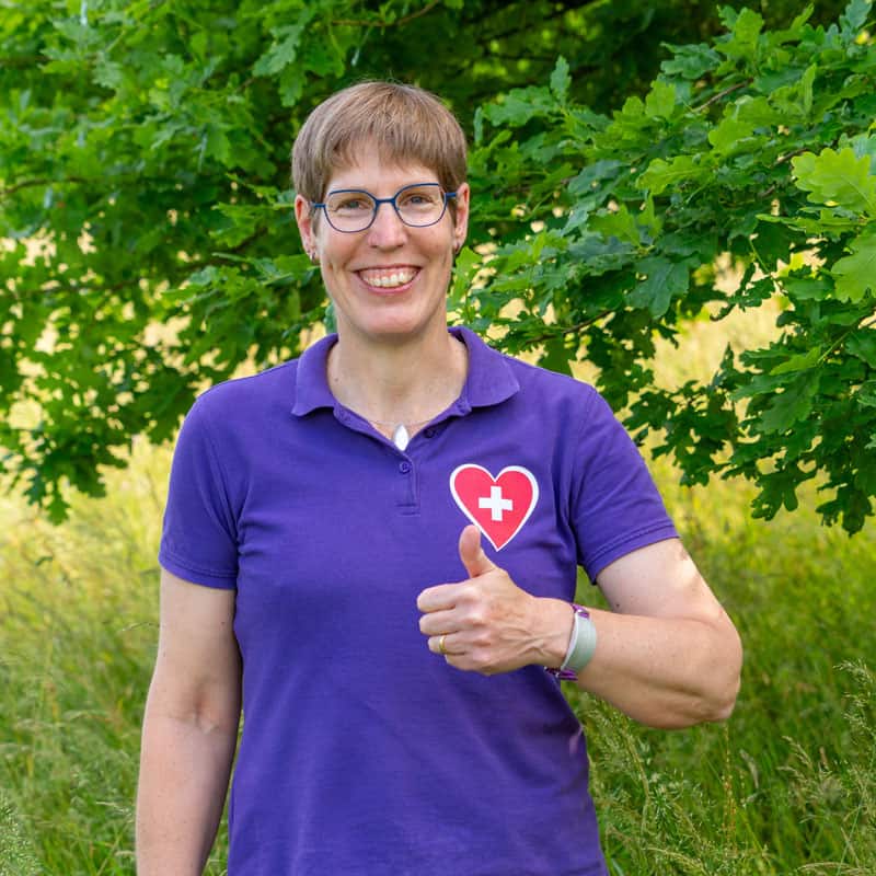 Porträt einer lächelnden Susanne Furler die einen Daumen hochhält.