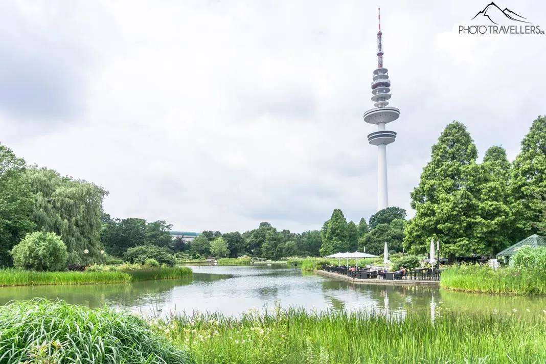 Ein See im Park Planten un Blomen mit dem Fernsehturm