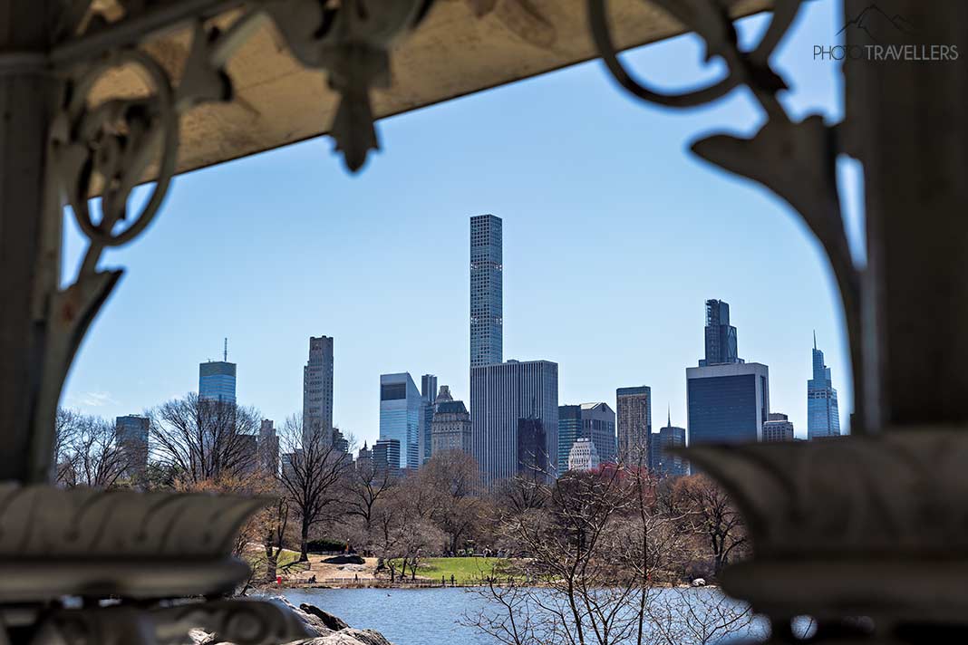 Der Blick aus dem Ladies Pavilion im Central Park über den See mit den Wolkenkratzern