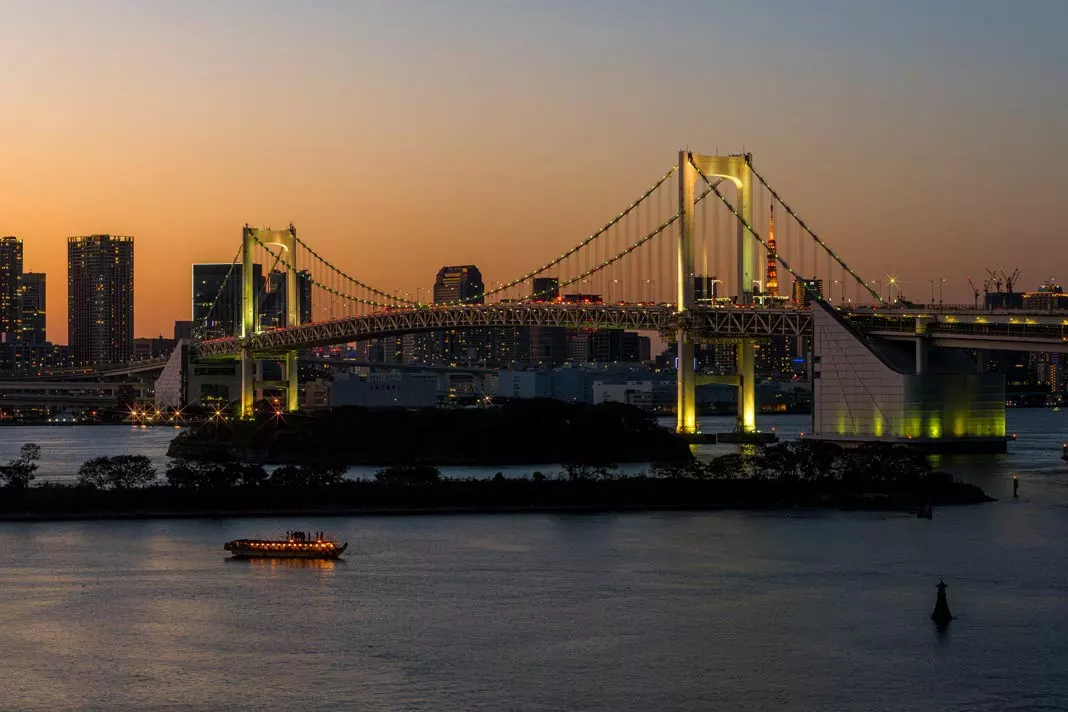 Die Rainbow Bridge in Tokio im Dämmerlicht