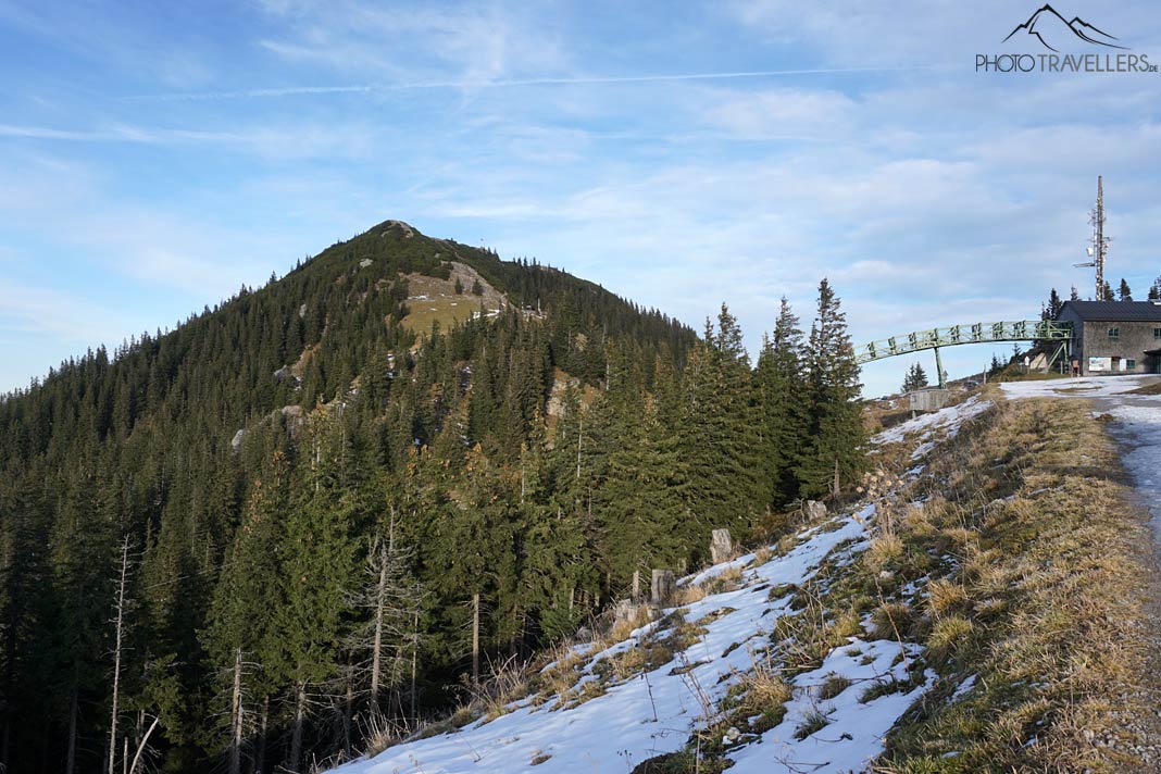 Die Bergstation der Wallbergbanh, dahinter der Wallberg-Gipfel
