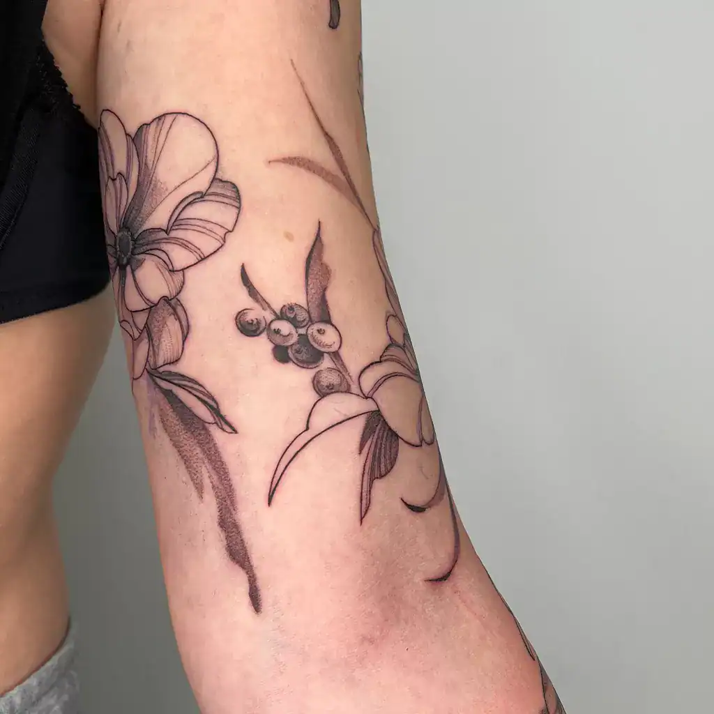 Fineline, Whip Shading Tattoos Blumentattoo am Arm - Fineline Tattoo München