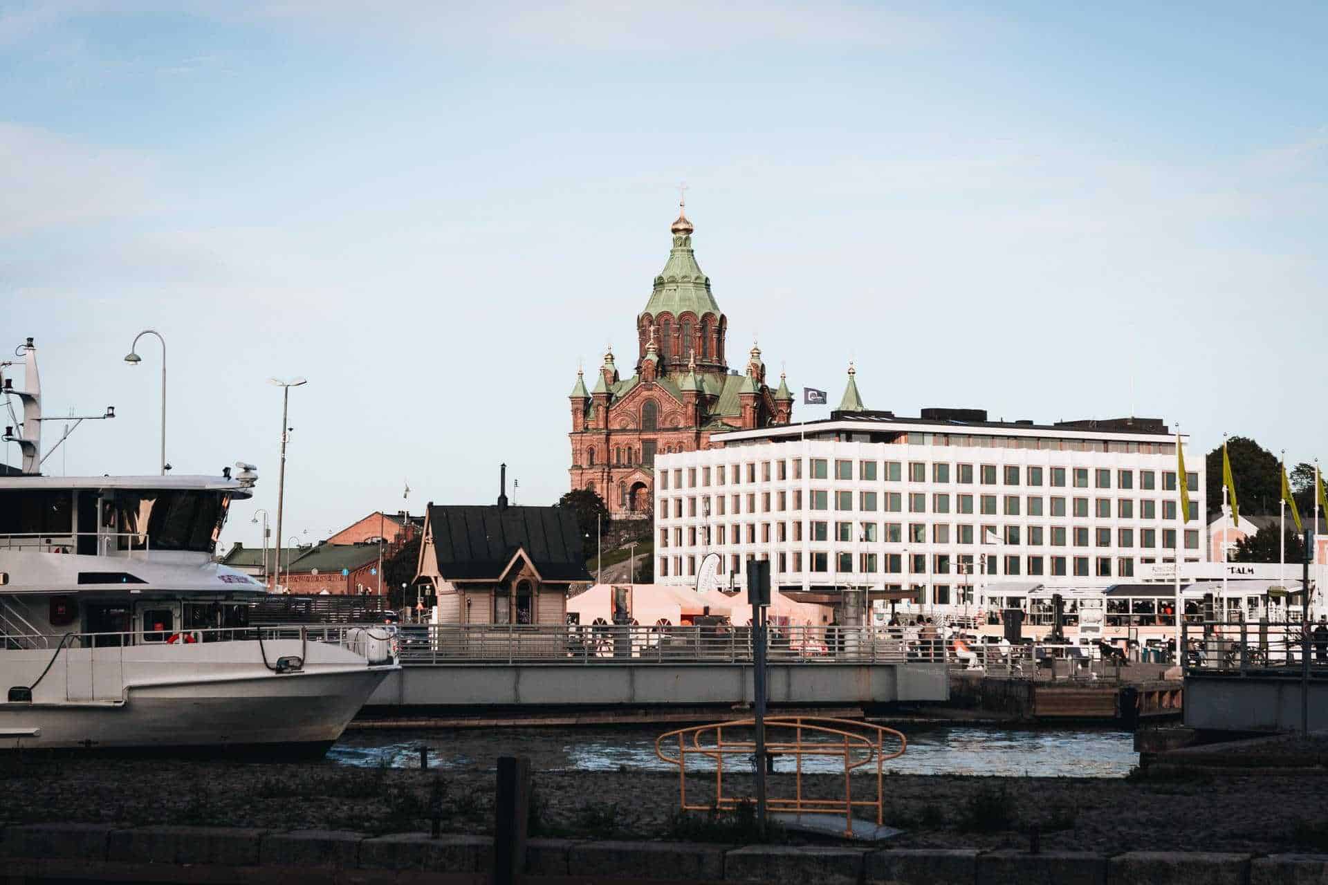 Helsinki Hafenansicht mit Kirche und Schiffen - Finnland Rundreise Helsinki Hafenansicht mit Kirche und Schiffen - Finnland Rundreise