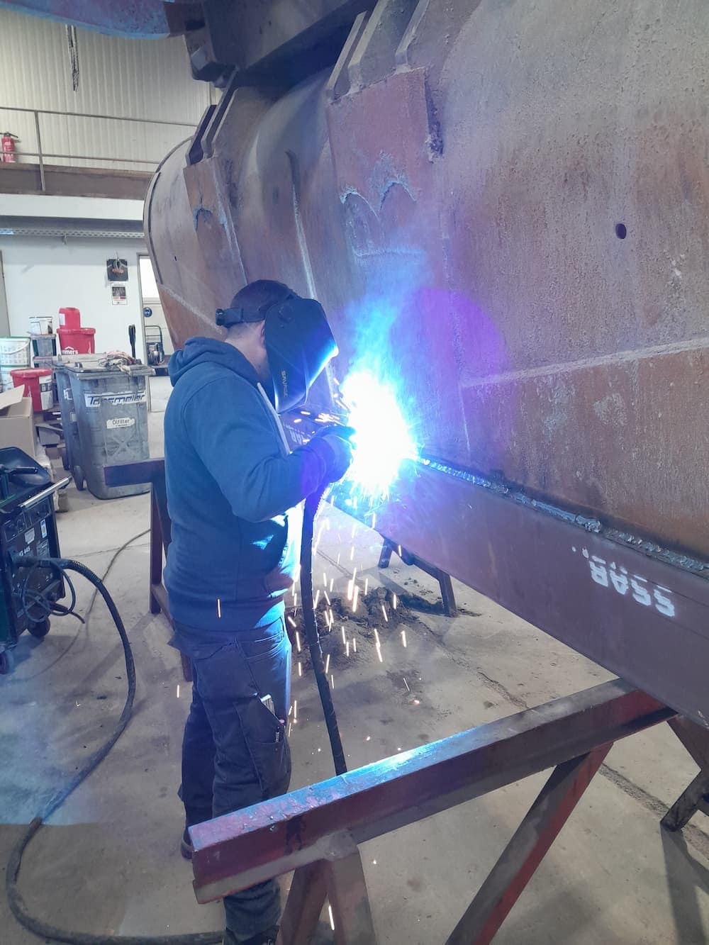Schweißarbeiten an einer Baggerschaufel in der Fertigung in Bad Oeynhausen