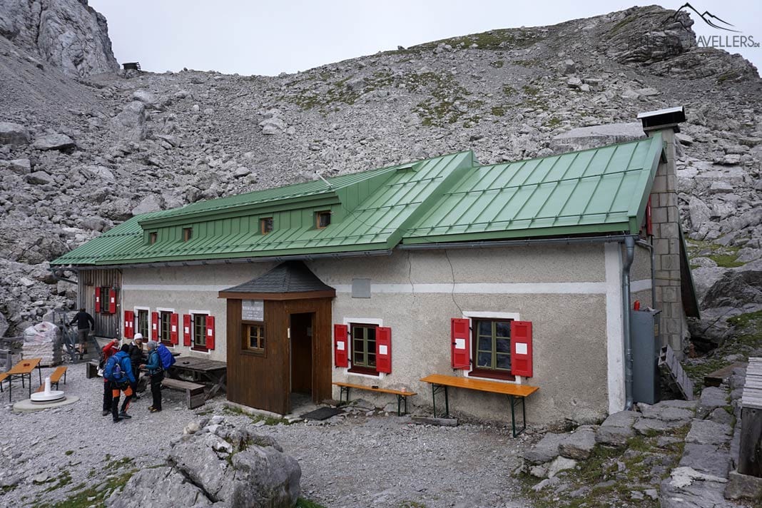 Wanderer vor der Wiener Neustädter Hütte