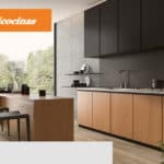 Cocina moderna en madera y negro mate con isla y sillas