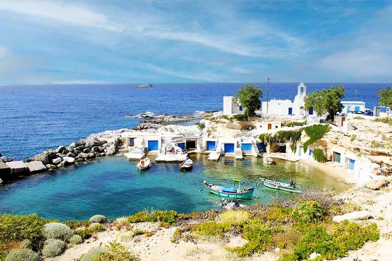 startseite-kykladen-reisefuehrer Bucht mit Booten auf Milos, Griechenland