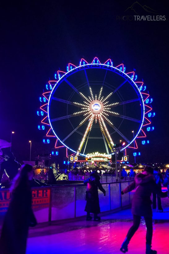 Blick auf das Riesenrad auf dem Weihnachtsmarkt am Roten Rathaus in Berlin bei Nacht