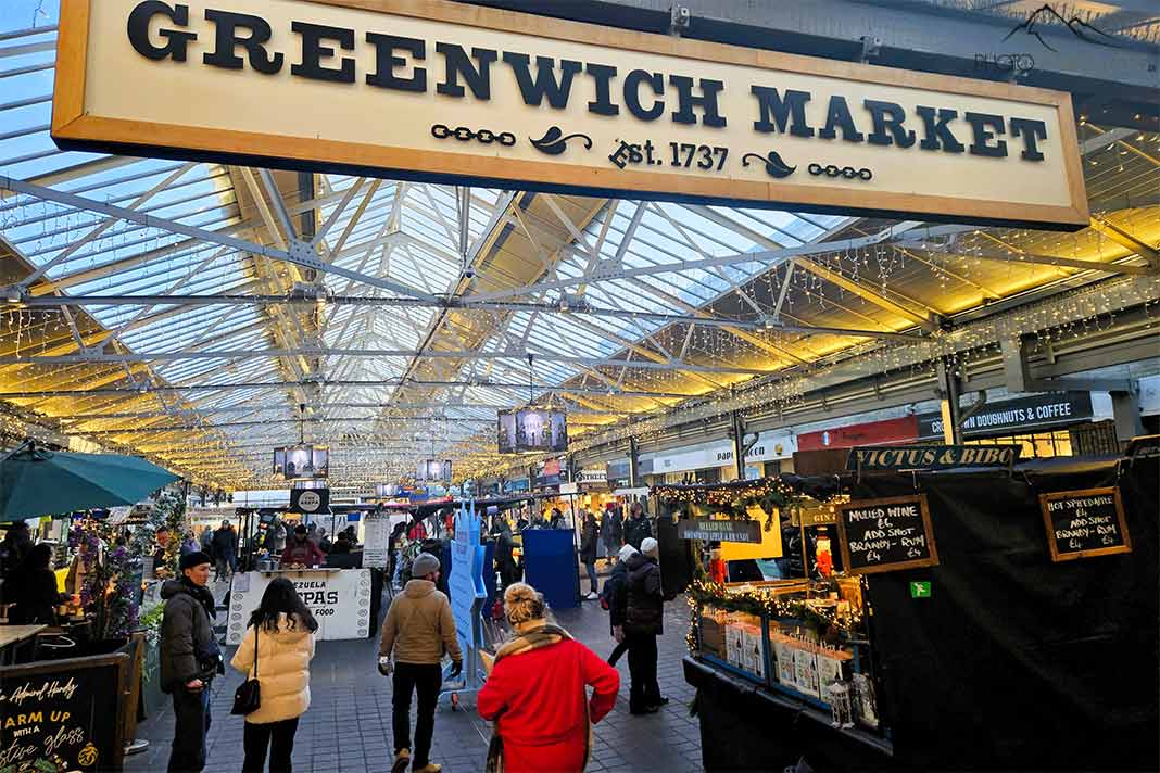 Menschen schlendern und der verglasten Decke durch den Greenwich Market