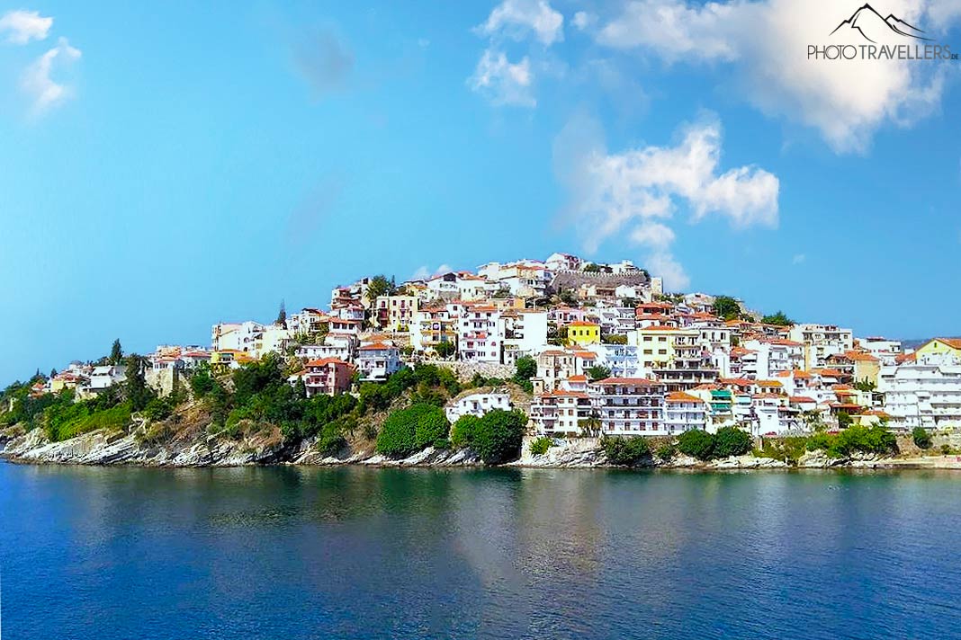 Weiße und farbige Häuser reihen sich an einem Hügel in der Bucht von Kavala aneinander