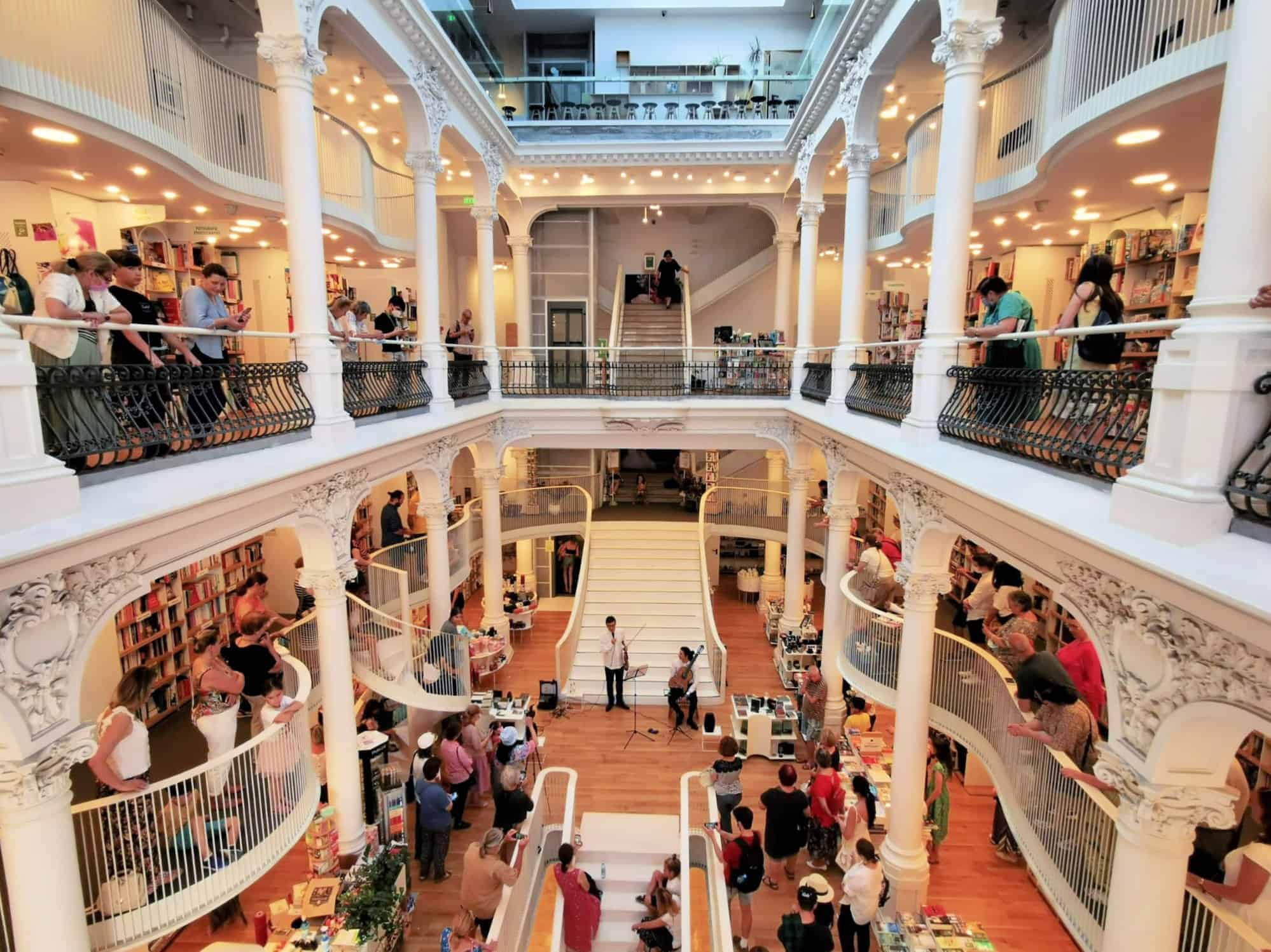 what to do with the child in Bucharest shopping at Cărturești carousel