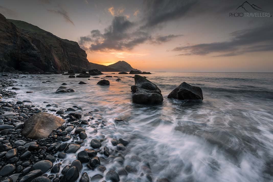Ein Sonnenaufgang an einem schönen Felsstrand auf Madeira