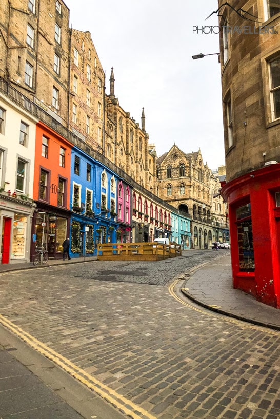Die bunten Häuser in der Victoria Street in Edinburgh