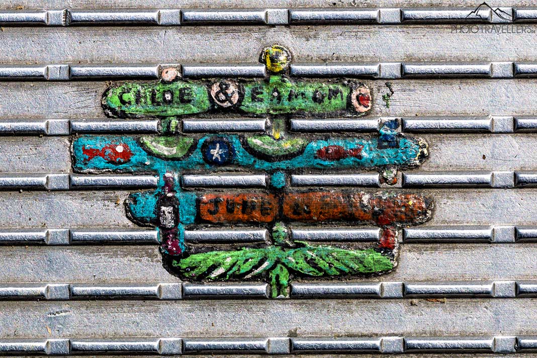 Ein Kaugummi auf der Millennium Bridge, als Kunstwerk von Ben Wilson in Szene gesetzt