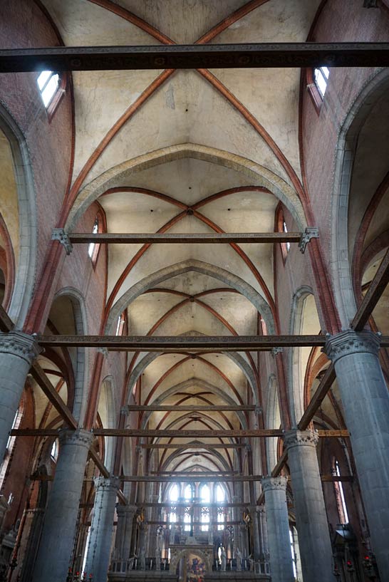 Das Innen der Kirche Santa Maria Gloriosa dei Frari in Venedig