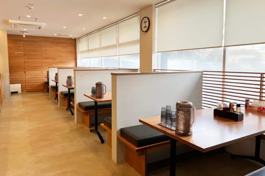 らーめん堂 仙台っ子 愛子店 内観2(窓側テーブル席:4席×5卓)