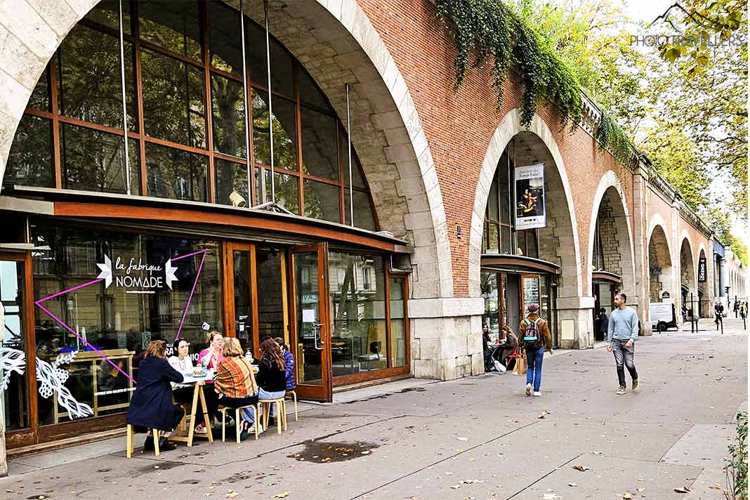 In den gemauerten Bögen des Bahnviadukts Coulée Verte befinden sich Lokale hinter Glasfassaden