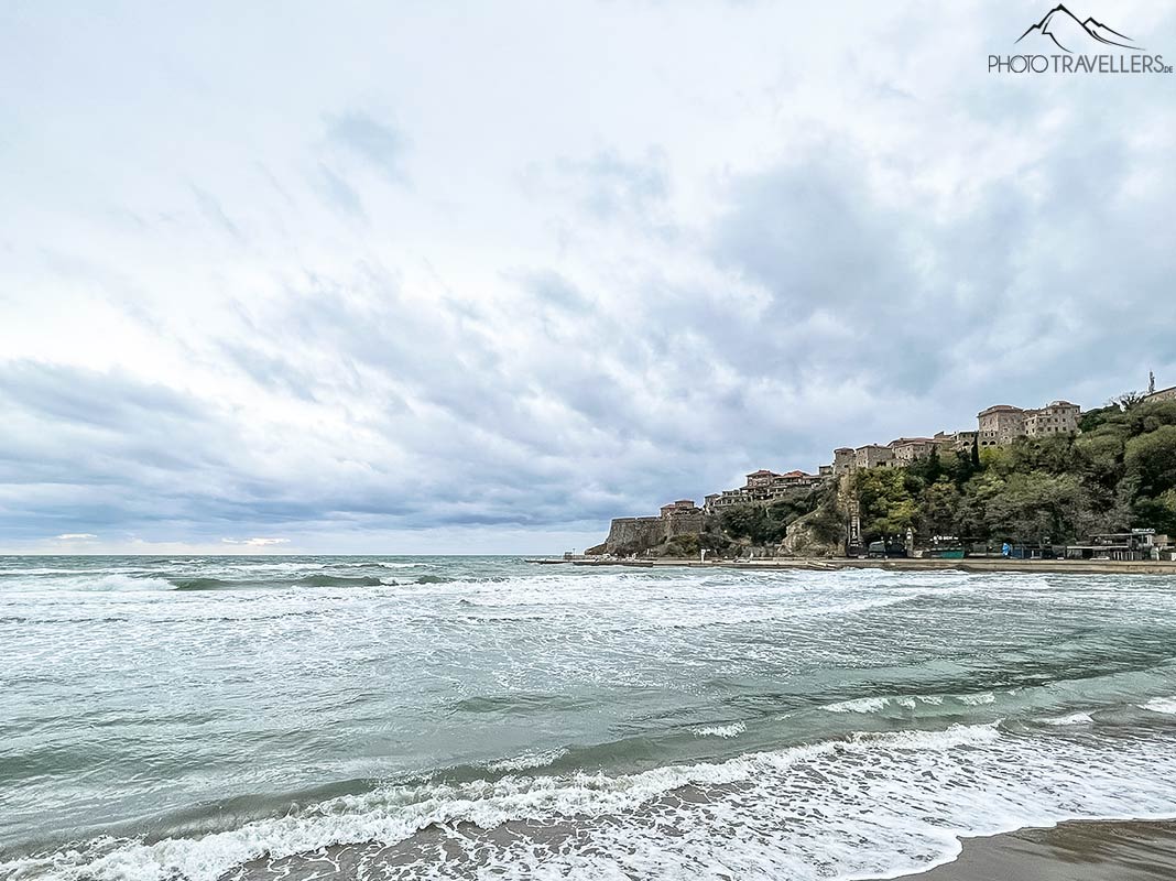 Der Blick über den Strand auf die Altstadt von Ulcinj