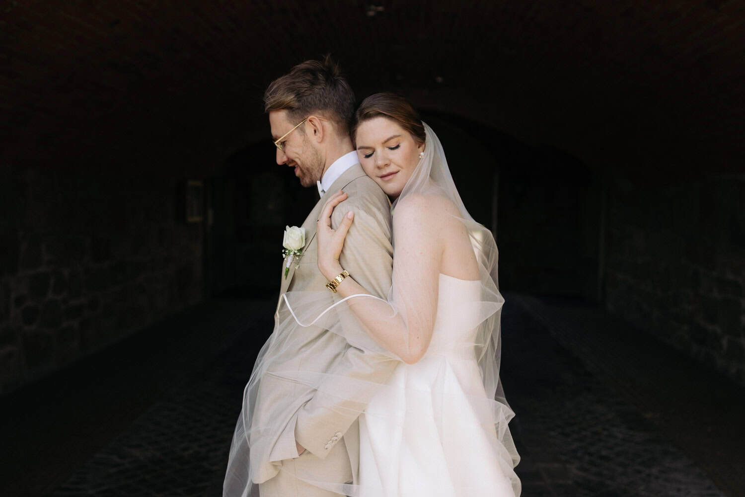 Echte Verbindung zwischen zwei Menschen am Hochzeitstag