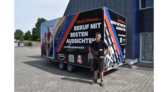Bild von Leon Hain vor dem Hessendach Dachmobil