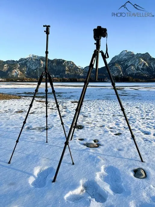 Das Rollei Compact Traveler No. 1 Carbon-Reisestativneben dem Rollei C6i Stativ