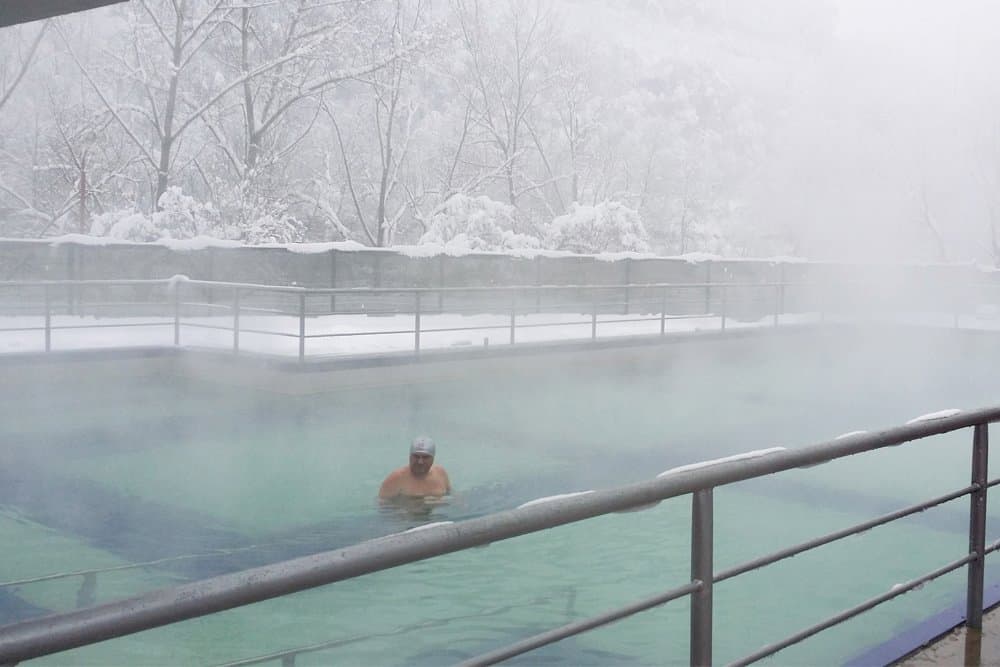 statiunea calimanesti caciulata piscina oltul iarna