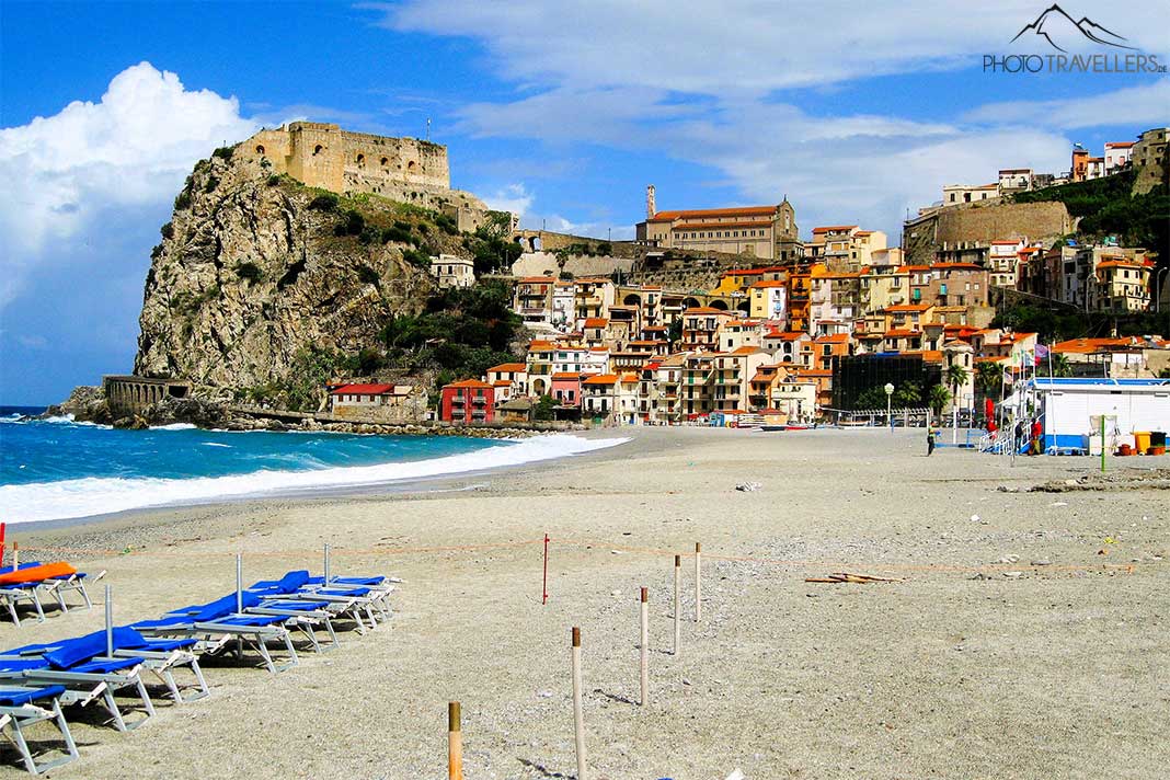 Der Strand von Scilla mit dem Castello Ruffo auf einem Felsen und bunte Häuser am Hang