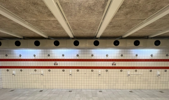 Bruseområde i Hørsholm Svømmehal med vægfliser og professionelt fugearbejde udført til offentligt bademiljø