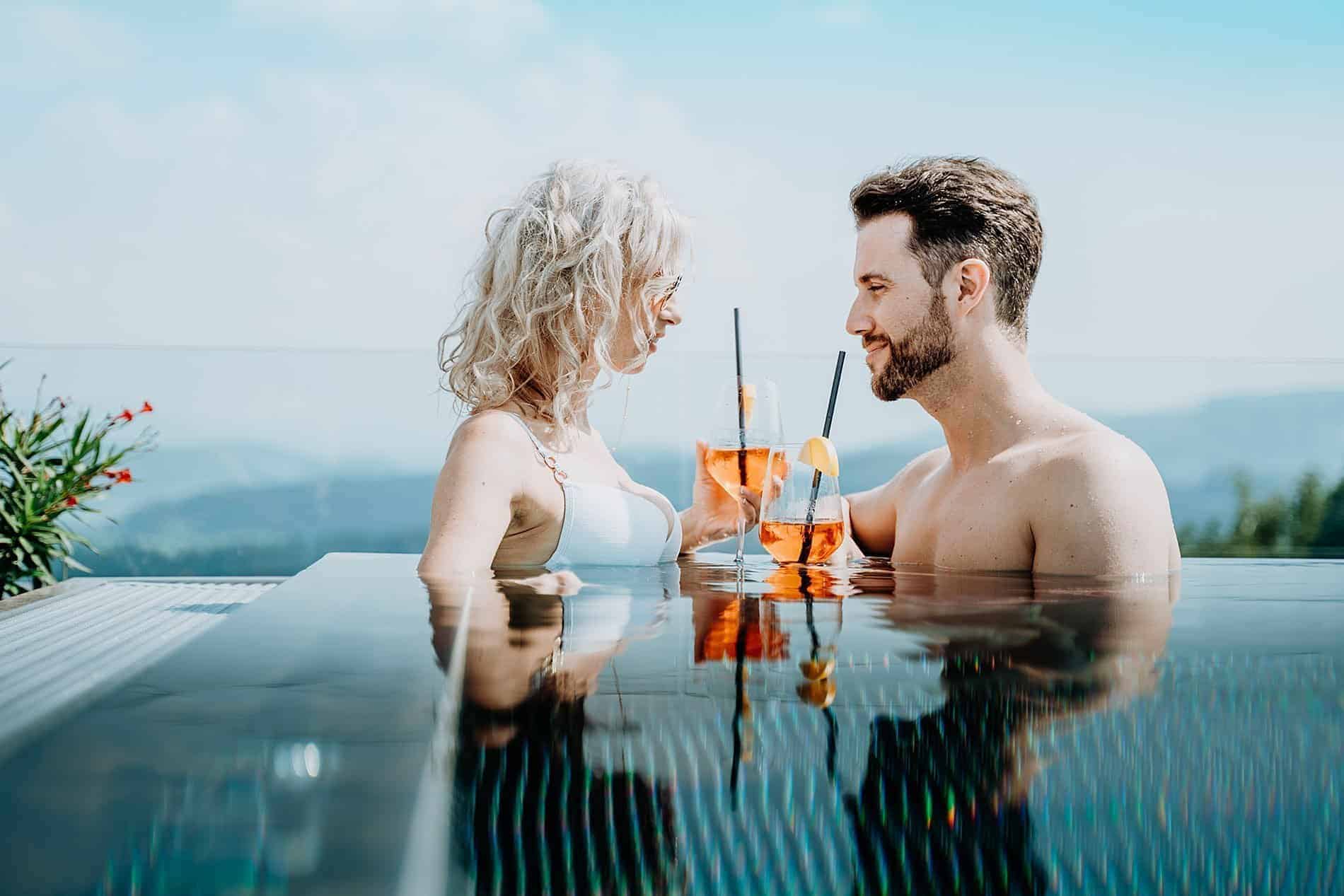 Ein Paar trinkt Aperol im Außenpool unseres Wellnesshotels
