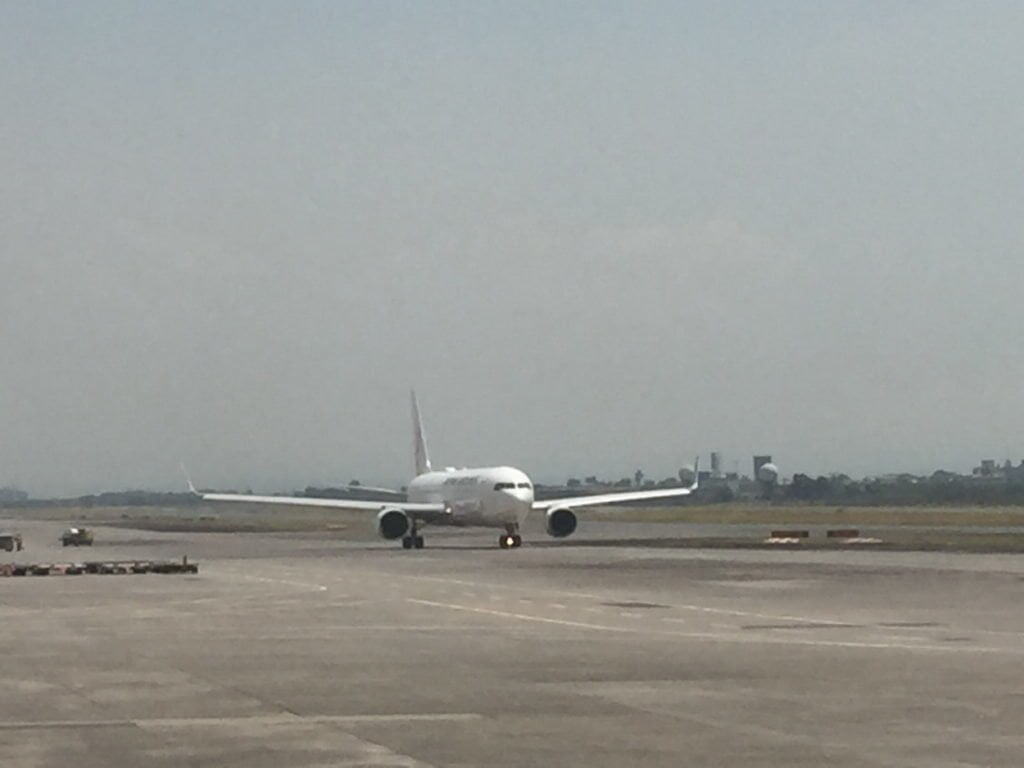 startujący samolot na pasie