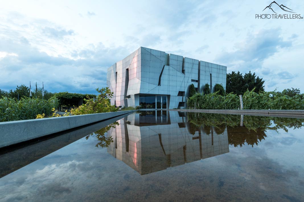 Das Gebäude vom Loisium im Waldviertel spiegelt sich im Wasser
