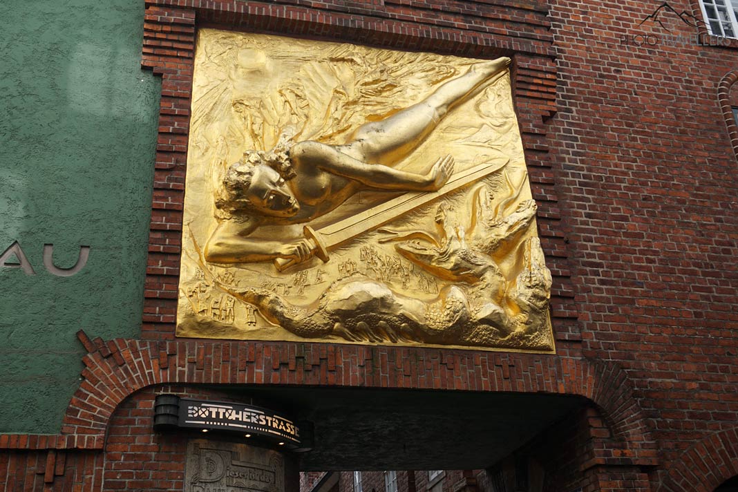 Das Bronzerelief "Der Lichtbringer" am Eingang der Böttcherstraße in Bremen