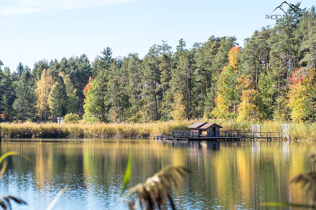 Eine Hütte am Völser Weiher in Südtirol