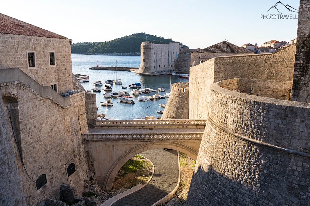 Die alte Stadtmauer mit dem Stadthafen von Dubrovnik