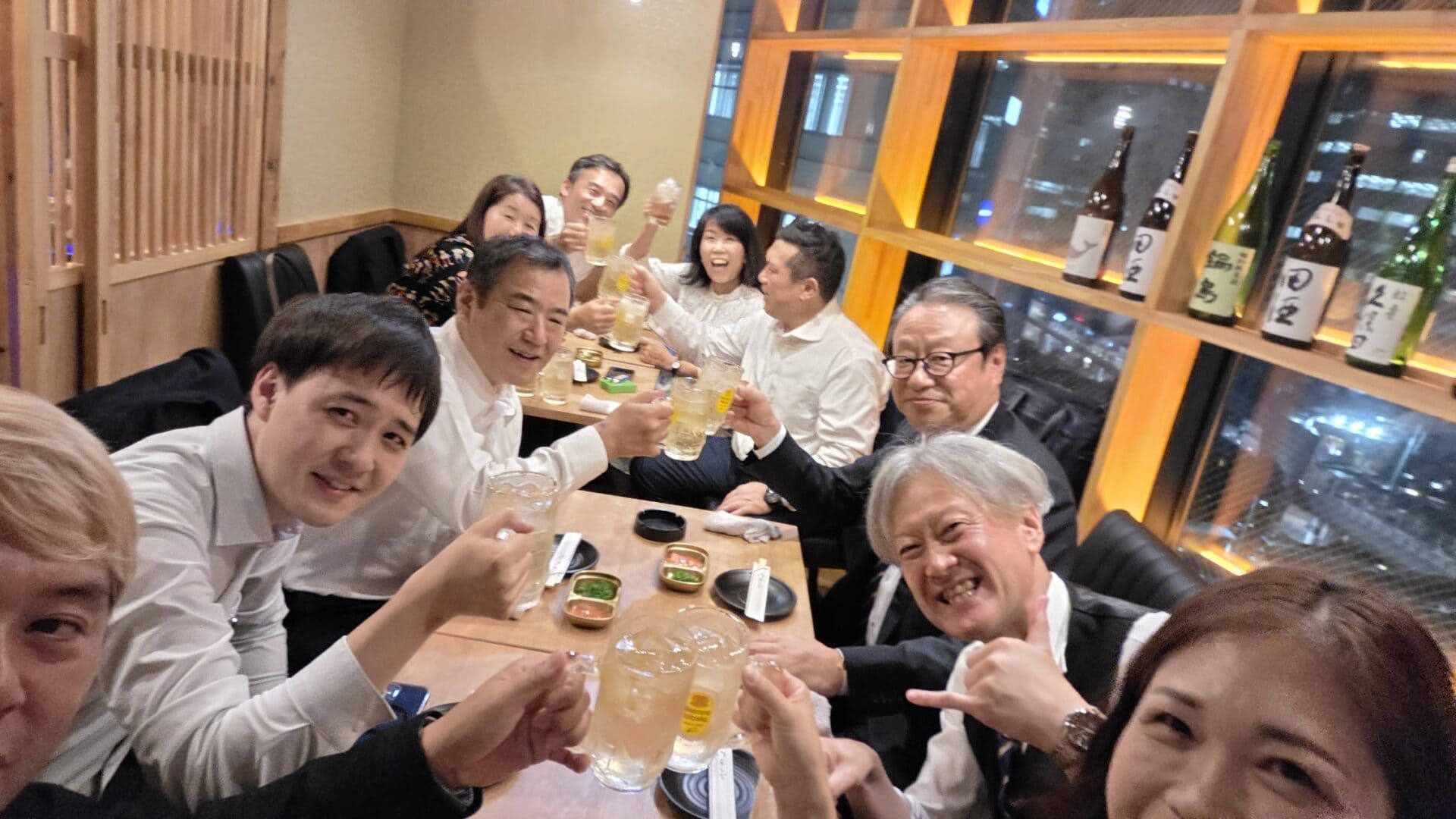 倫理法人会 全国代表者大会 富山県が全国一位の快挙!心でつながる経営者の学びの輪 8 倫理法人会 全国代表者大会の懇親会二次会で、富山県倫理法人会メンバーが笑顔で乾杯している様子