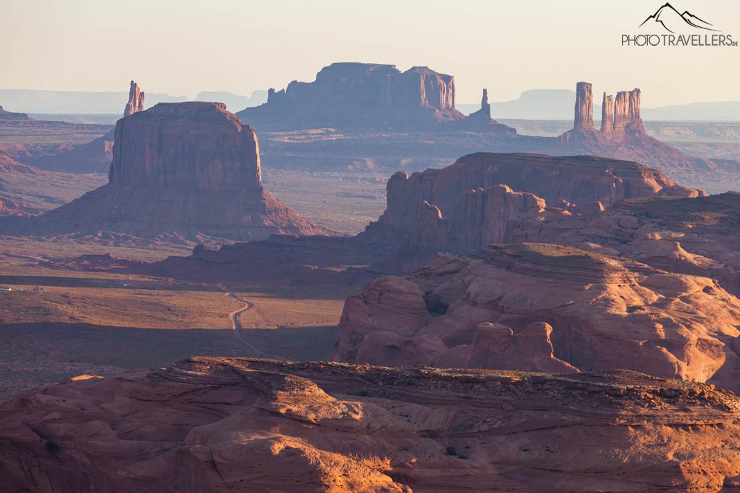 Der Blick von HuntsMesa über das im Monument Valley am Morgen