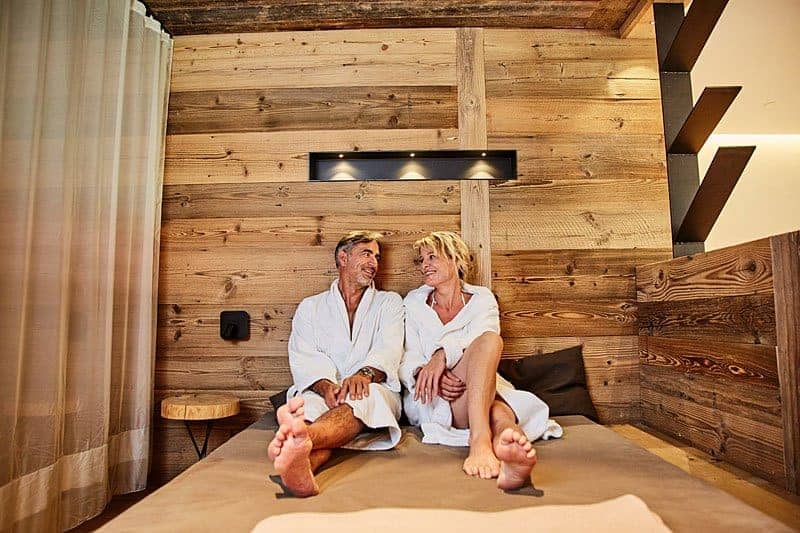Ein paar relaxt im Ruheraum unseres Wellnesshotels