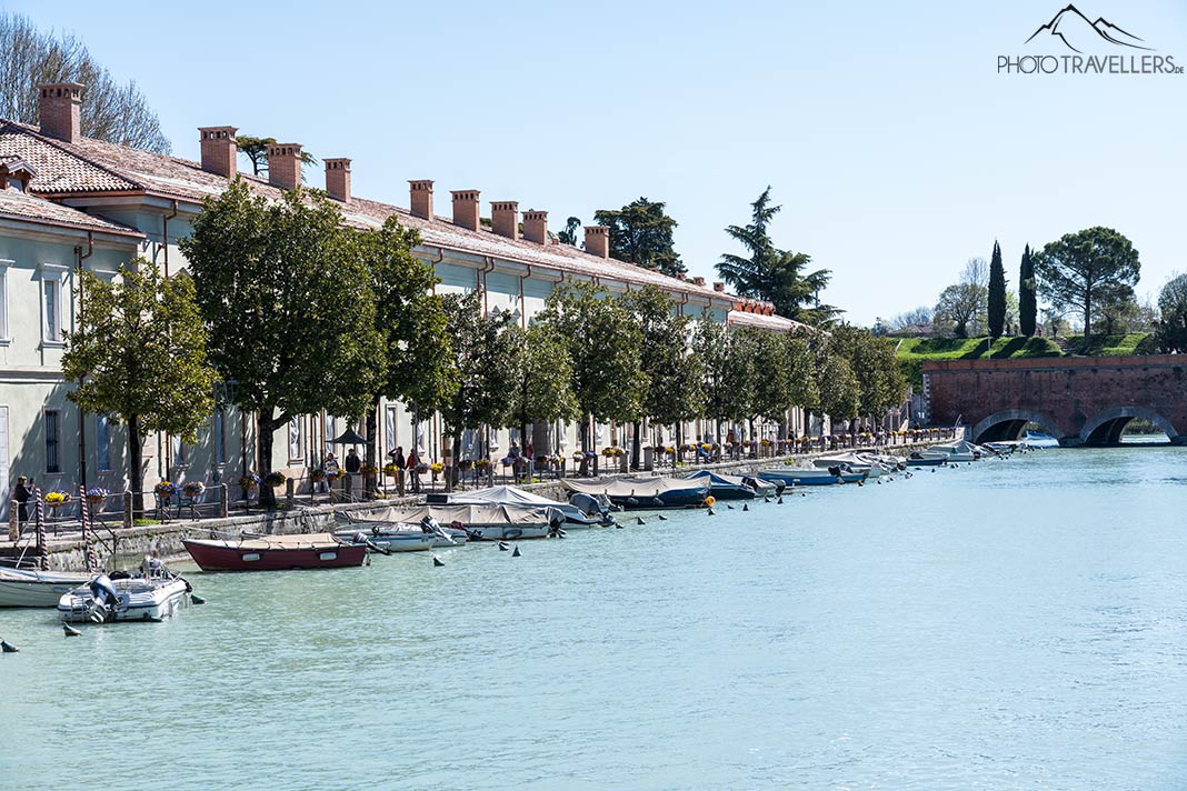 Die Häuserzeile am Lungomincio in Peschiera del Garda