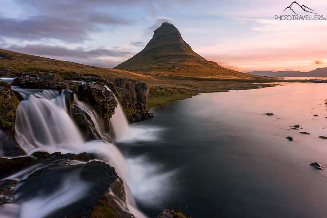Der Berg Kirkjufell mit dem Wasserfall in Island am Morgen